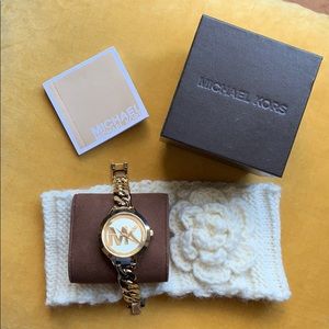 COPY - MICHAEL KORS Runway Ladies Watch with case